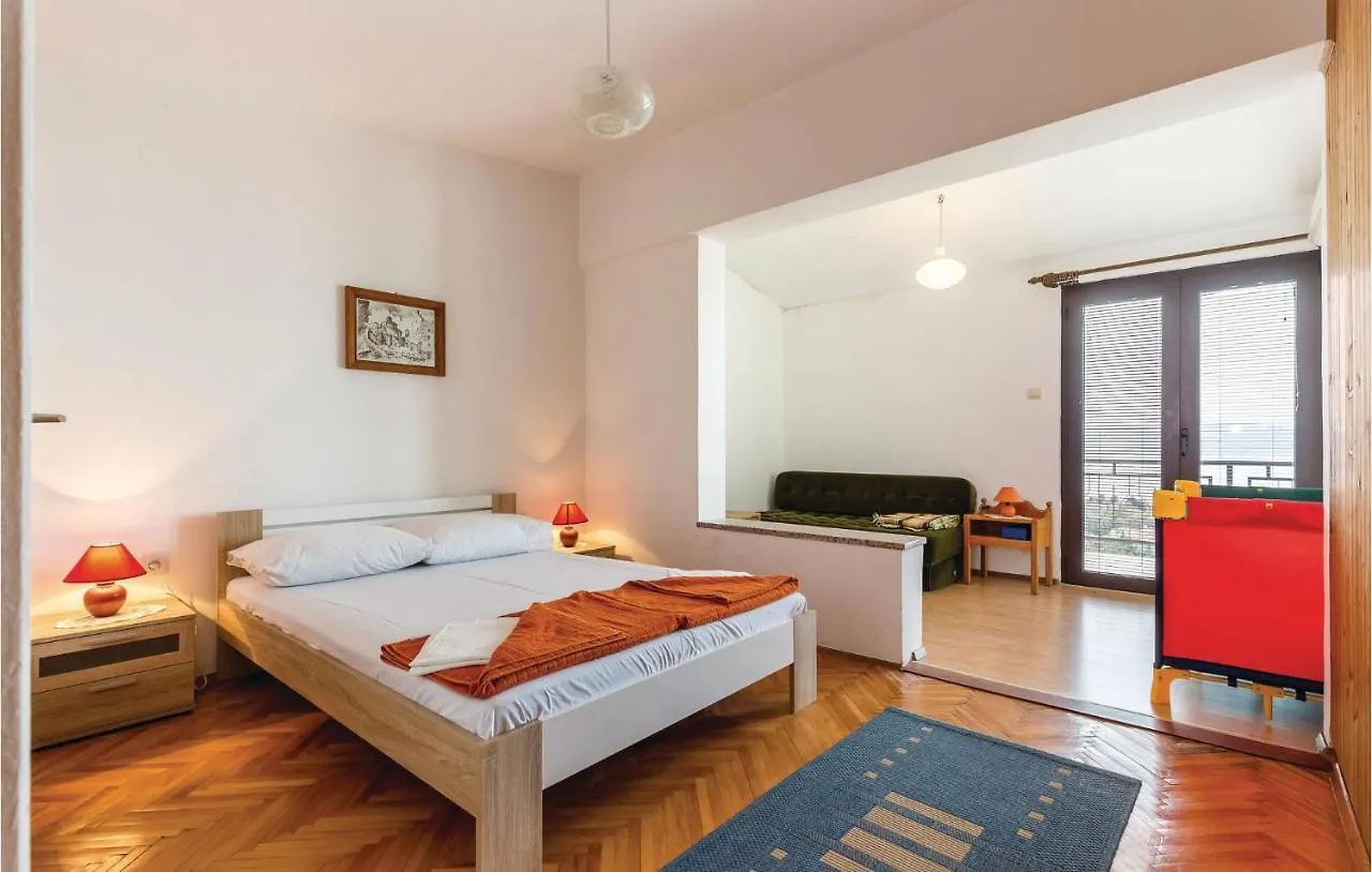 Cozy Apartment In Novi Vinodolski With Kitchen