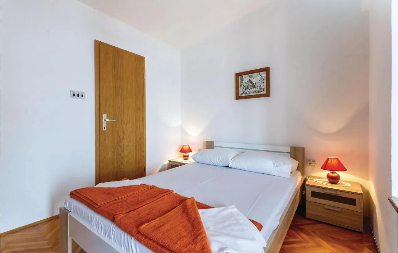 Cozy Apartment In Novi Vinodolski With Kitchen