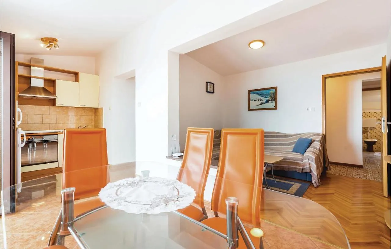 Cozy Apartment In Novi Vinodolski With Kitchen