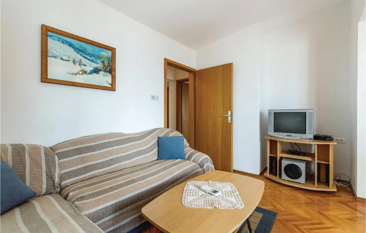 Cozy Apartment In Novi Vinodolski With Kitchen
