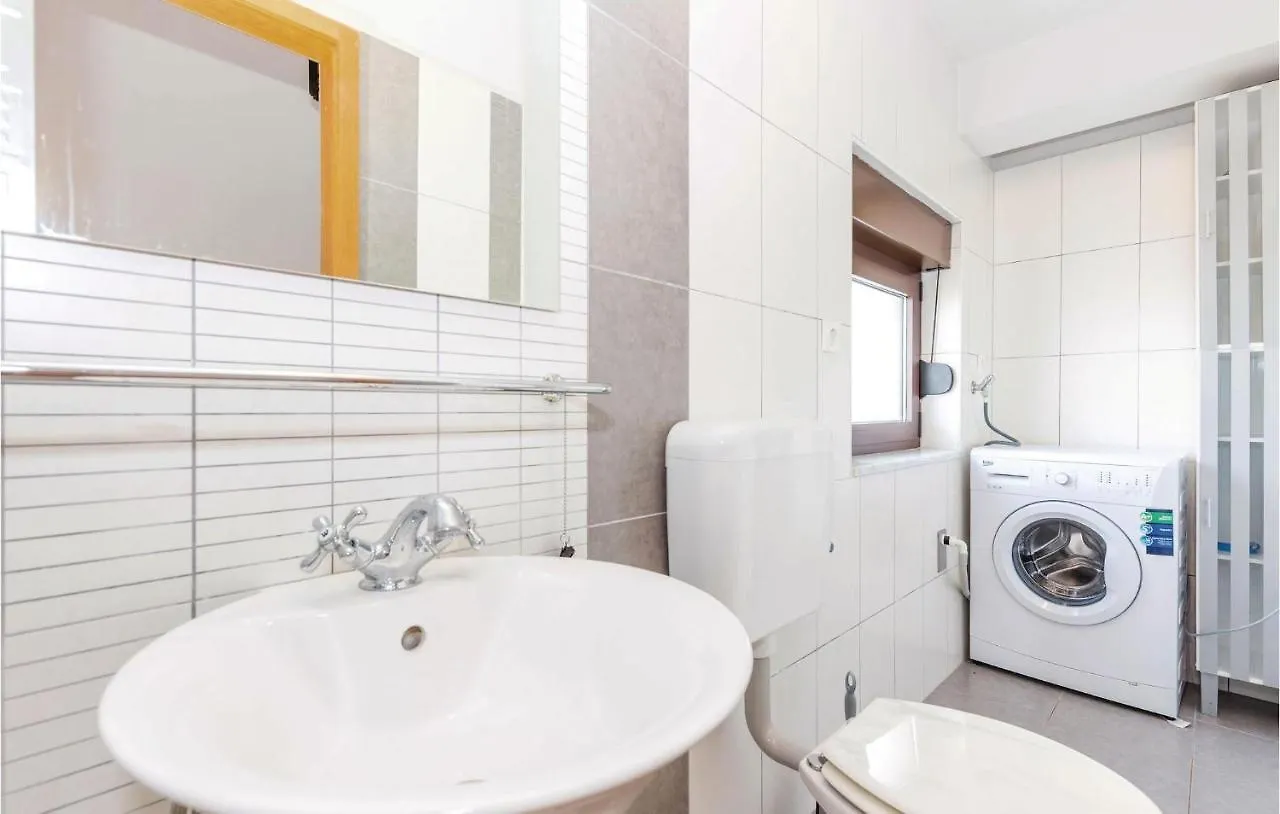 Cozy Apartment In Novi Vinodolski With Kitchen